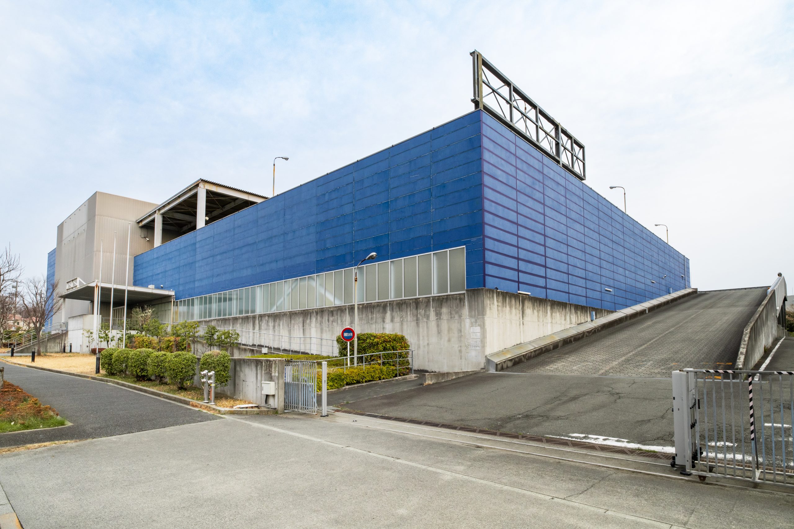 多摩美術大学 BLUE CUBE外観（2025年3月15日撮影）